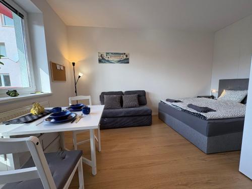 ブラチスラヴァにあるThe white Nest Apartment near City Centerのソファとテーブルのあるリビングルーム