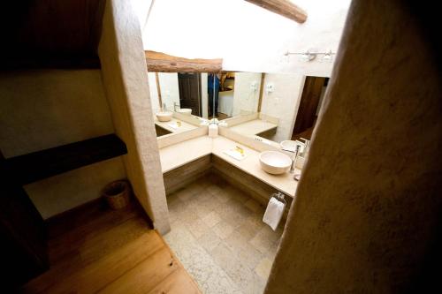 una vista dall'alto di un bagno con vasca e lavandino di Hotel Casa Selah a San Cristóbal de Las Casas