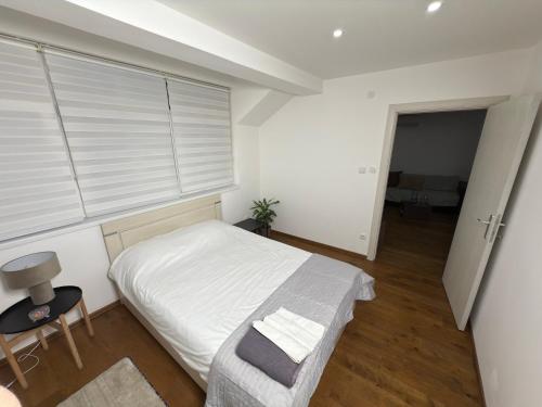 Ένα ή περισσότερα κρεβάτια σε δωμάτιο στο Sandra apartmani