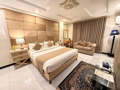 Ένα ή περισσότερα κρεβάτια σε δωμάτιο στο Atlas Hotel Islamabad