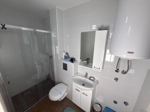 Ένα μπάνιο στο Sandra apartmani