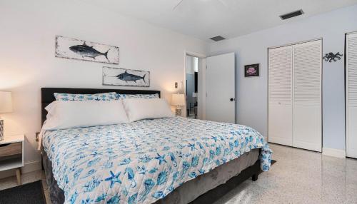 Ένα ή περισσότερα κρεβάτια σε δωμάτιο στο Sanibel Shores B1