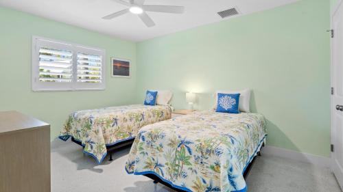 Ένα ή περισσότερα κρεβάτια σε δωμάτιο στο Sanibel Shores A1