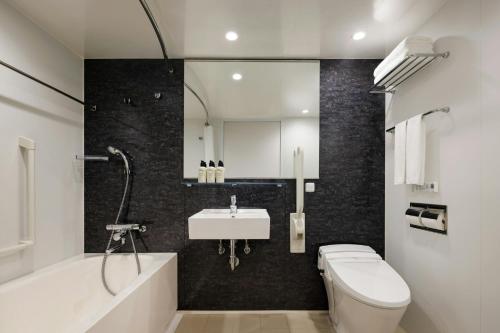 Un baño con inodoro, lavabo y bañera. en Four Points Flex by Sheraton Tokyo Higashi Kanda, en Tokio