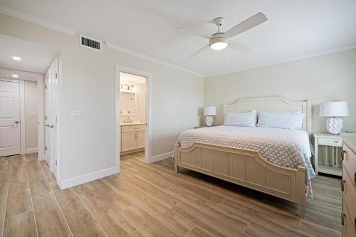 Ένα ή περισσότερα κρεβάτια σε δωμάτιο στο Coquina Beach 1C