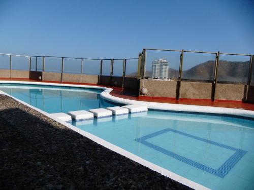 una piscina en la parte superior de un edificio en CyM Arriendos 904, en Santa Marta