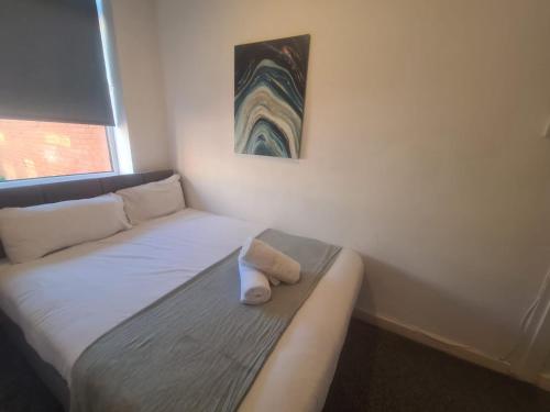 Ένα ή περισσότερα κρεβάτια σε δωμάτιο στο Two bed close to City