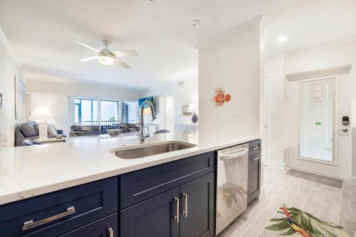 YbelにあるVilla Sanibel 1Aのキッチン(シンク、天井ファン付)