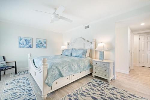 YbelにあるVilla Sanibel 1Aの白い天井の白いベッドルーム(ベッド1台付)