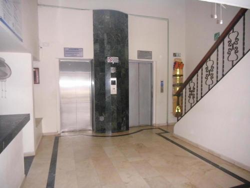 un pasillo con ascensor y escalera en CyM Arriendos 904, en Santa Marta