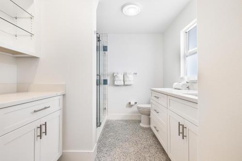 Sanibel IslandにあるThe Allen Homeのトイレと洗面台を備えた白いバスルーム