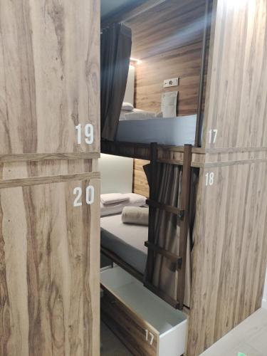 Ένα ή περισσότερα κρεβάτια σε δωμάτιο στο Marevita Hostel