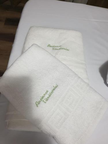 a white napkin with the words happy birthday on it at Pensiunea Vânătorului in Miceşti