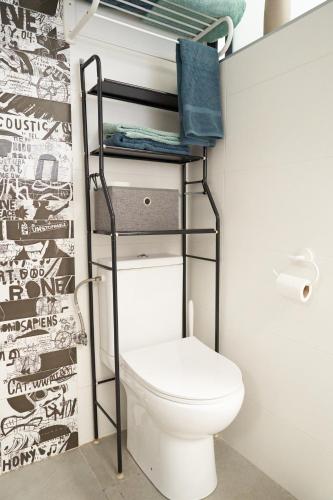 LegazpiaにあるAldabea I apartamento sostenibleのバスルーム(トイレ、上の棚付)