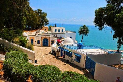 a white building with at Dar kmar in Tunis