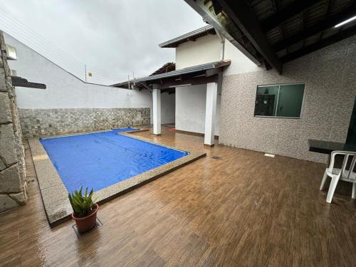 une grande pièce vide avec une grande piscine bleue dans l'établissement Casa Temporada Morumbi Anápolis Goiás, à Água Boa