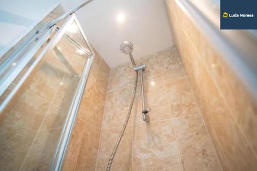 Ένα μπάνιο στο LongTerm Stays - NR HeathrowWindsorCastle - Sleeps 6 - wParking
