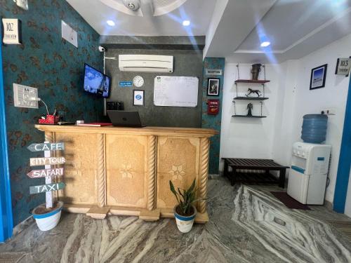 ジャイサルメールにあるRoom Factory Hotels Jaisalmerのデスク(パソコン付)が備わる客室です。