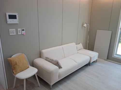 a living room with a white couch and a chair at 스테이두모락 