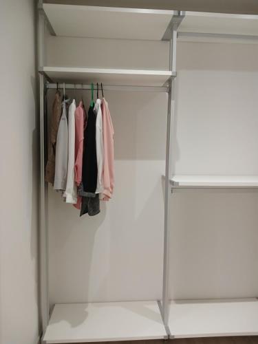 a white closet with a rack of clothes at 스테이두모락 