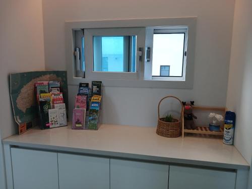 a kitchen counter with a window and books on it at 스테이두모락 