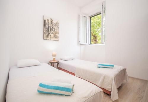 Postel nebo postele na pokoji v ubytování Central & quiet location inside Old town Kotor