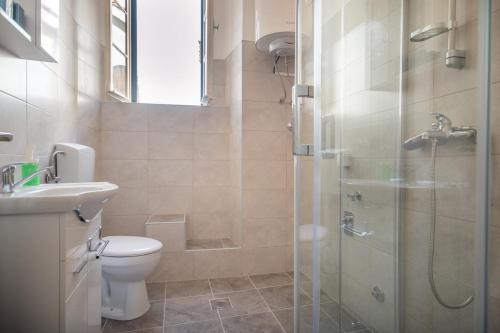 Koupelna v ubytování Central & quiet location inside Old town Kotor