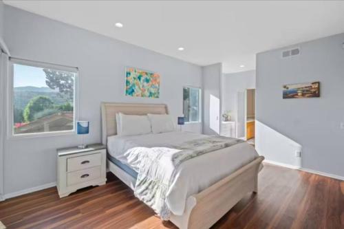 Ένα ή περισσότερα κρεβάτια σε δωμάτιο στο Malibu Luxe 4BR with Panoramic views, Central location!