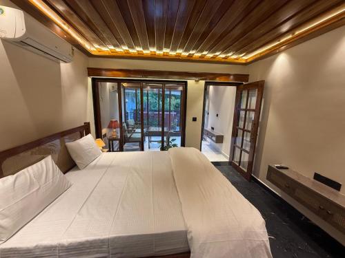 a bedroom with a large white bed in a room at Casa De Emilia in Anjuna
