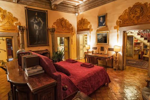 ein Schlafzimmer mit einem Bett mit einer roten Tagesdecke in der Unterkunft Giordano Segreto in Rom