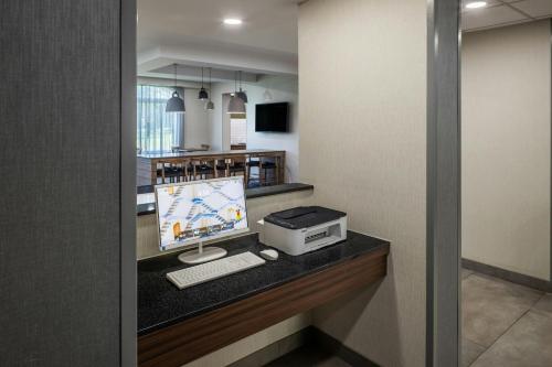 Kuchyň nebo kuchyňský kout v ubytování Fairfield Inn & Suites Butler