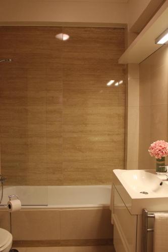 Un baño con bañera, inodoro y lavabo. en QUAD 2, en Lisboa