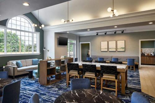 Khu vực ghế ngồi tại Residence Inn by Marriott Raleigh Crabtree Valley