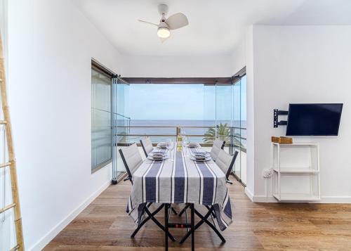 Televisyen dan/atau pusat hiburan di Apartamento en primera línea Javea