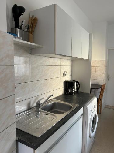 a kitchen with a sink and a washing machine at PaNi 1 Altdorf in Altdorf bei Nuernberg