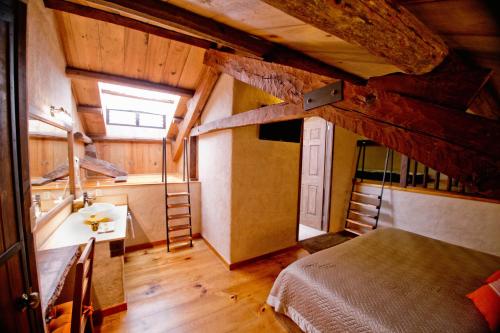una camera da letto con un letto e un lavandino in una stanza di Hotel Casa Selah a San Cristóbal de Las Casas