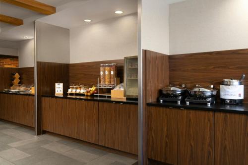 a lobby with a counter with aasteryasteryasteryasteryasteryasteryasteryasteryastery at Fairfield Inn & Suites by Marriott Chattanooga in Chattanooga