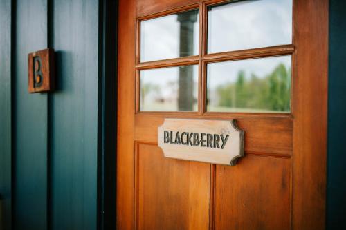 Φωτογραφία από το άλμπουμ του Azalea & Blackberry Cabins σε Jasper