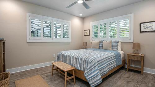 Sanibel IslandにあるUrlaub Hausのベッドと2つの窓がある寝室