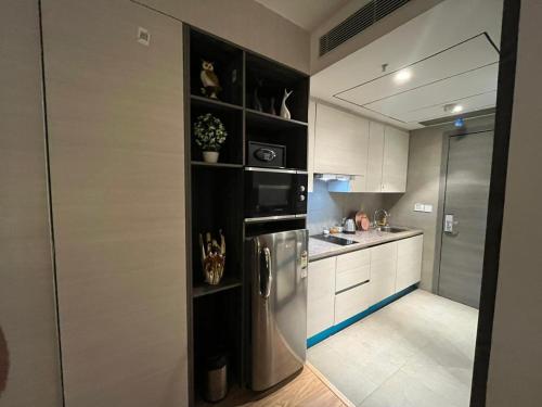 Kuchyň nebo kuchyňský kout v ubytování Premium AIPL joy street stays in Gurugram