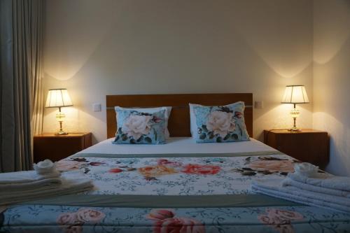 a bedroom with a bed with two lamps on both sides at Casas do Maranhão Póvoa de Varzim in Navais