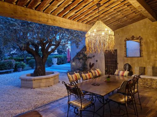 Ein Garten an der Unterkunft Bastide des Oliviers