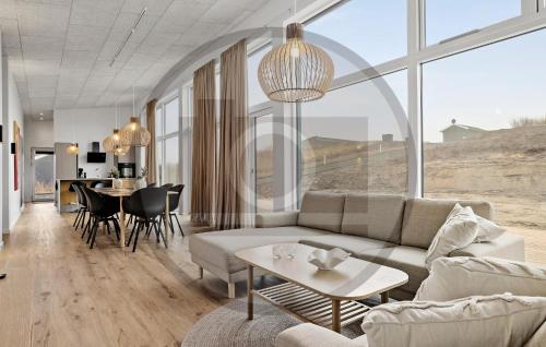 una sala de estar con un sofá y una mesa en Stunning Home In Spøttrup With Sauna, en Lem