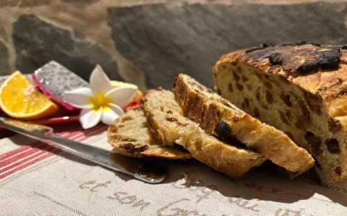 een brood en een mes en een bloem bij Agrotur Fenix in Telde