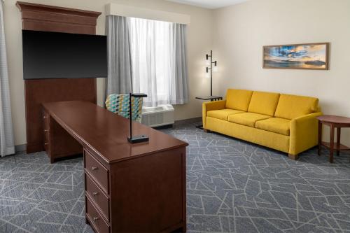 TV a/nebo společenská místnost v ubytování Hampton Inn and Suites Coconut Creek
