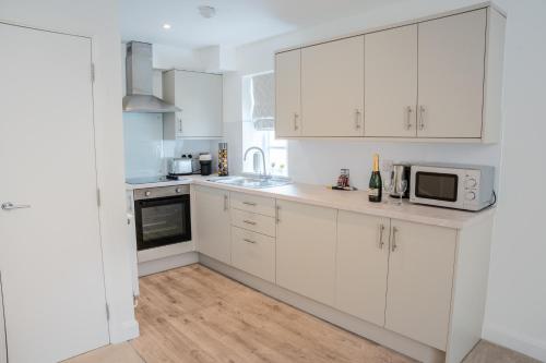 Kuchyň nebo kuchyňský kout v ubytování Lonsdale House Boutique Apartments