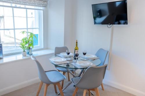 TV a/nebo společenská místnost v ubytování Lonsdale House Boutique Apartments