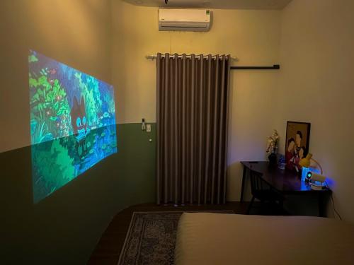 Телевизор и/или развлекательный центр в Charming A Little Saigon Apartment - Heart of Vibrant District 1