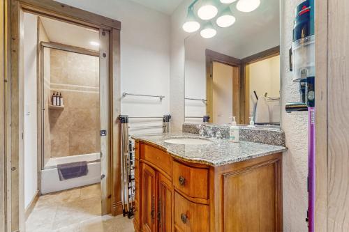 un bagno con lavandino e doccia di Snowline Sanctuary a Tahoe Valley
