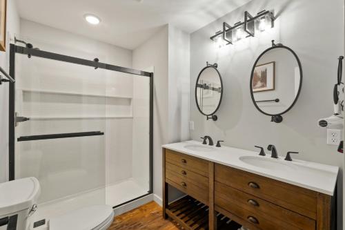 a bathroom with a shower and a sink and a toilet at New The Chaletresorthot Tubgameroomfirepit in Massanutten